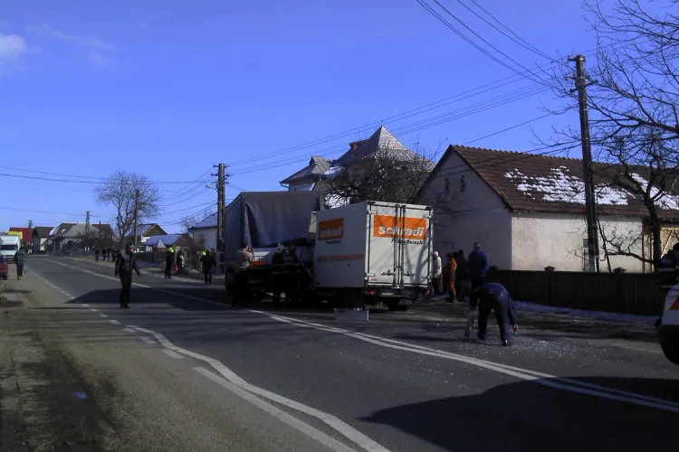 Accident la Cuzdrioara. O autoutilitara s-a "infipt" intr-un camion FOTO