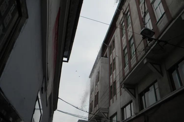 Avalansa de zapada de pe o cladire din centrul Clujului! Soferii si-au mutat panicati masinile VIDEO si FOTO