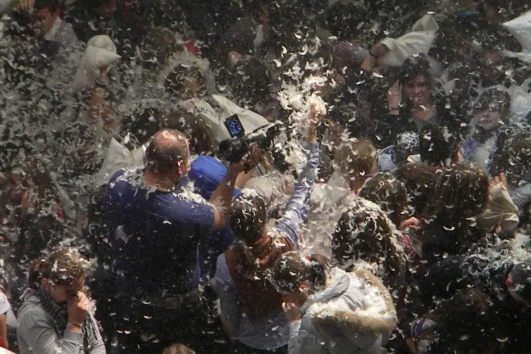 Bataie cu perne la Iulius Mall! Imagini incredibile FOTO si VIDEO