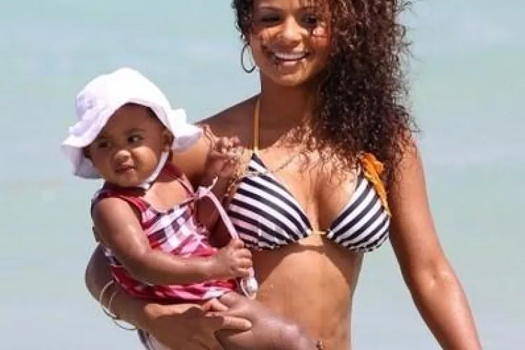 GALERIE FOTO: Cele mai sexi 20 de mamici de la Hollywood! 