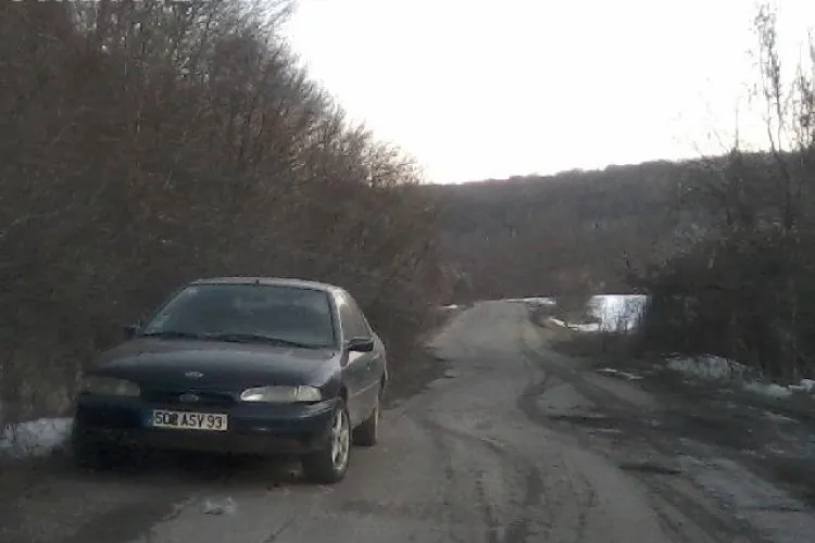 Si-a abandonat masina de cateva zile in Faget, in plina strada FOTO