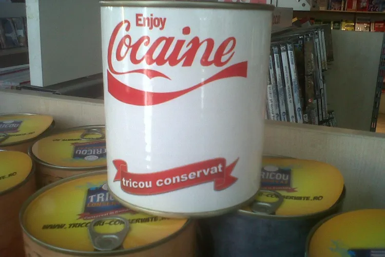 Cluj: Tricouri ambalate in doze cu mesajul "Enjoy Cocaine" la Libraria Universitatii. Amenda 20.000 de lei FOTO