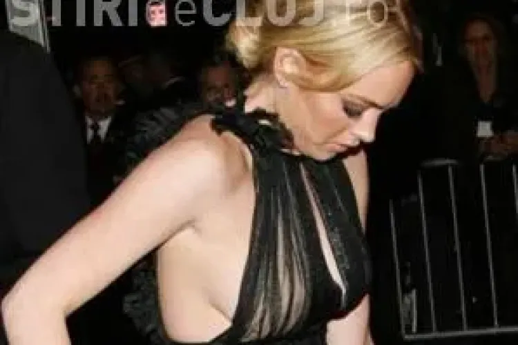 Vedetele poarta rochii transparente pentru a fi cat mai sexi 