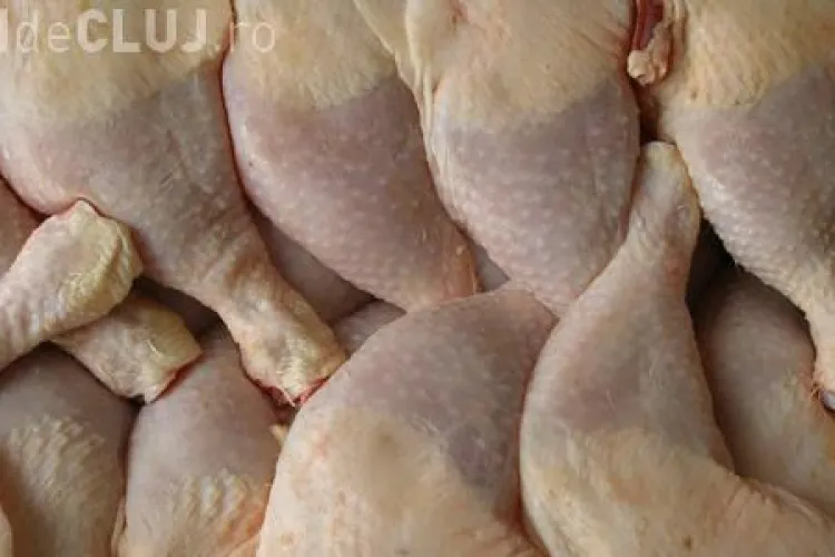 Trei tone de carne de pui din Anglia sechestrate de OPC Cluj pentru nereguli grave