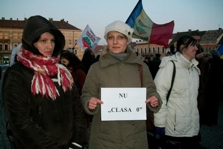 Numai 10 parinti clujeni au protestat in Piata Unirii, impotriva clasei pregatitoare FOTO