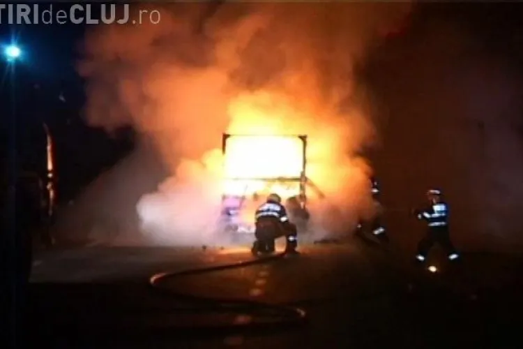 O autoutilitara a luat foc la Manasturel, spre Bistrita VIDEO