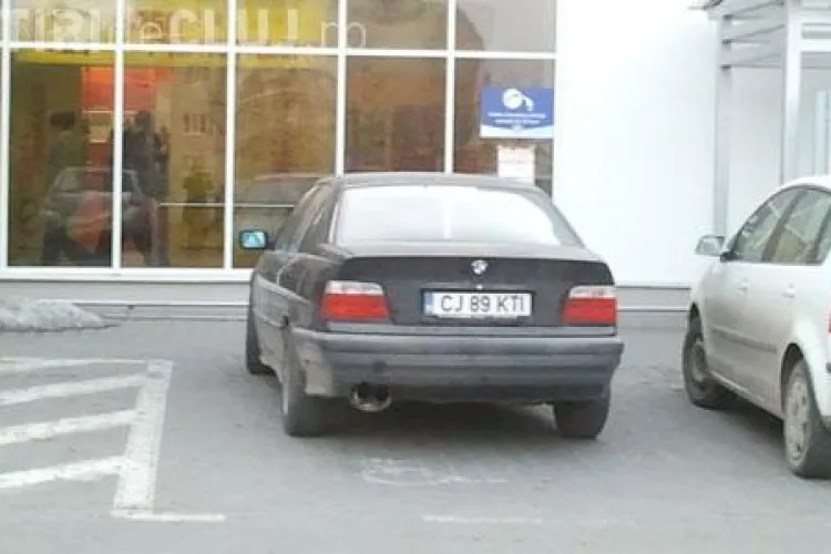 Smecher de Cluj! Si-a parcat BMW-ul in mijlocul drumului, iar apoi l-a mutat pe locul pentru persoane cu handicap, desi erau zeci de locuri de parcare!
