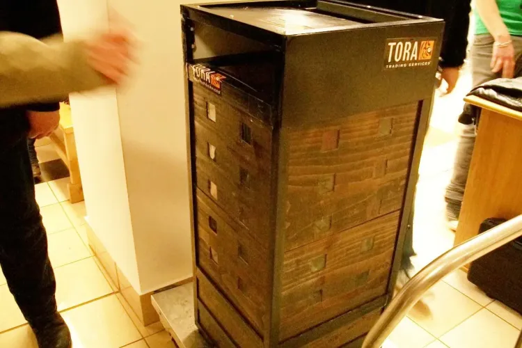 Cosul de gunoi vorbitor care spune "Multumesc. A fost gustos", prezentat la UBBots Cluj FOTO