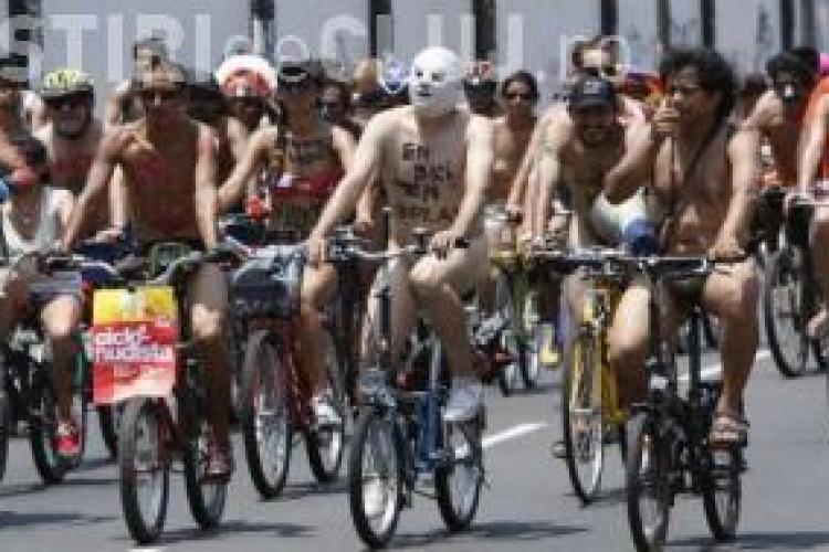 Protest inedit: 300 de peruani au protestat NUD pe biciclete! FOTO