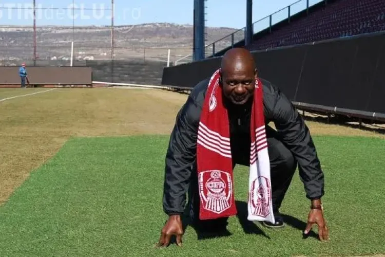 Ben Johnson, in vizita la CFR Cluj! Marele atlet a primit un tricou cu numele lui si manusi de portar FOTO