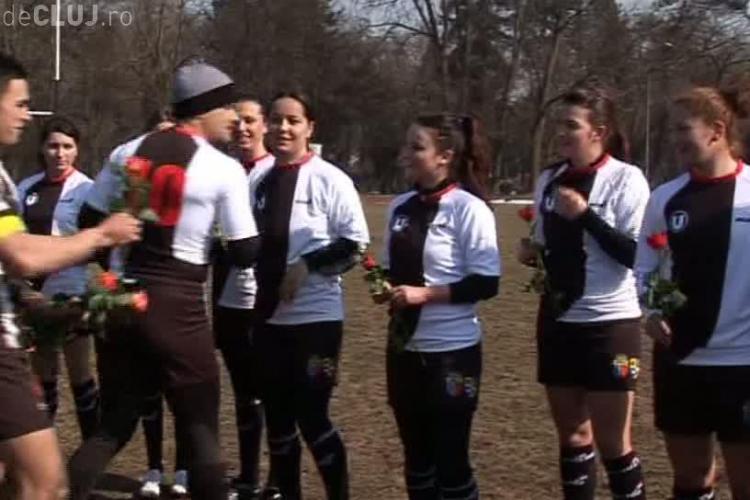 Echipa de fete de la rugby s-a antrenat cu cea a baietilor de la U Cluj! La final au primit si flori VIDEO