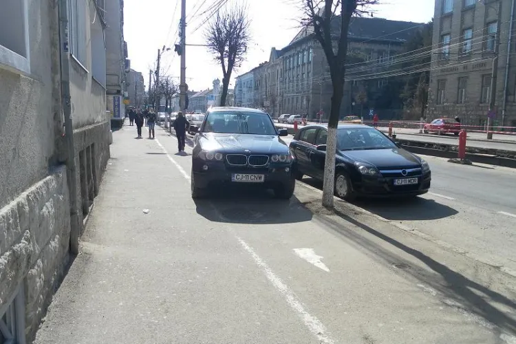 Trotuarele de pe strada Horea, intesate cu masini FOTO