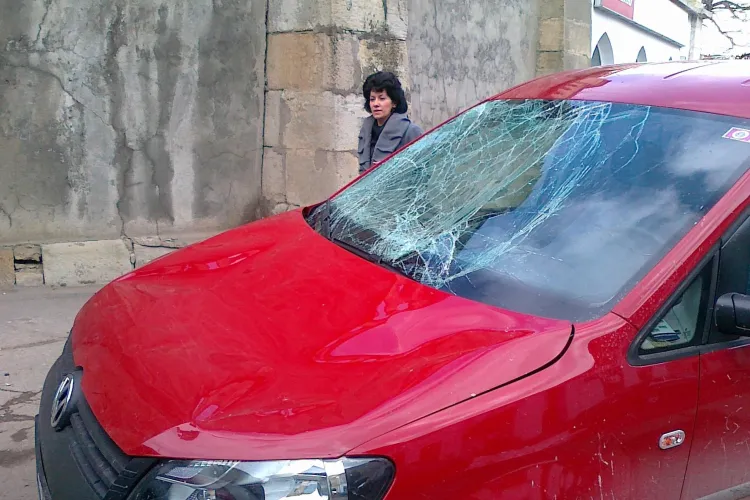 Masini avariate de zapada cazuta de pe acoperis FOTO