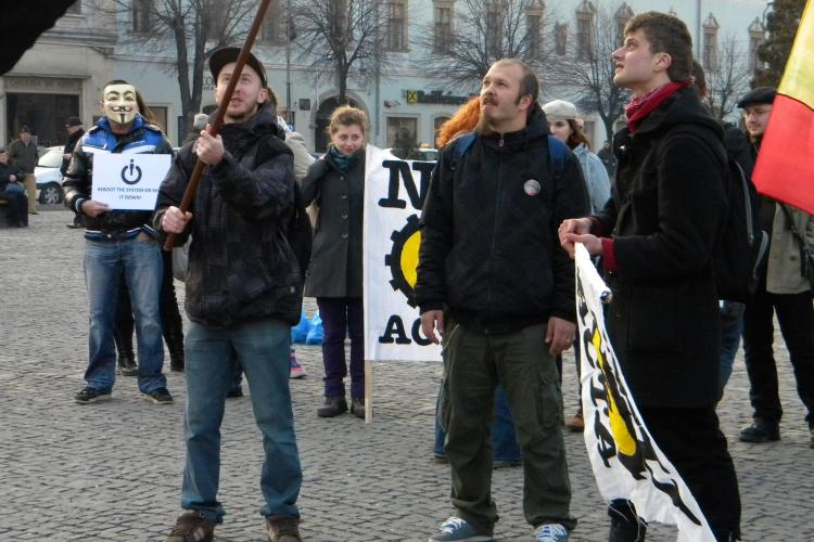 Protest ACTA in Piata Unirii! Tinerii au adus o mini biblioteca si au facut "book sharing" FOTO