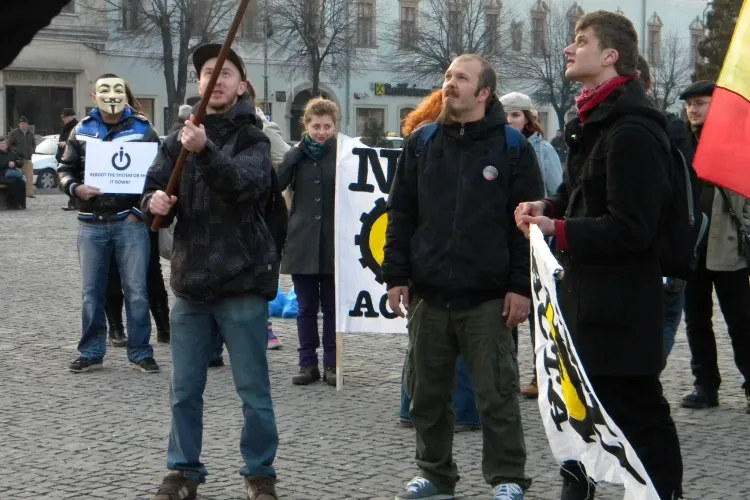 Protest ACTA in Piata Unirii! Tinerii au adus o mini biblioteca si au facut "book sharing" FOTO