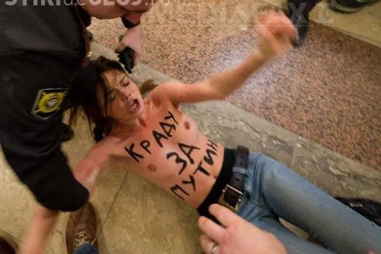 Protest topless marca FEMEN, in sectia in care a votat Vladimir Putin FOTO