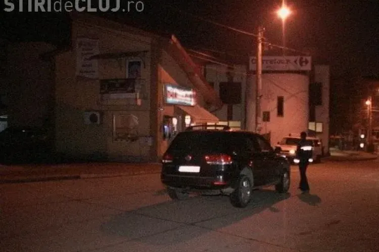 Dej: Un sofer beat si-a abandonat masina in plina strada, dupa ce a lovit un stalp VIDEO