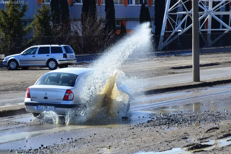 Soferii isi rup masinile in gropile de pe Bulevardul Muncii! FOTO STIREA CITITORULUI