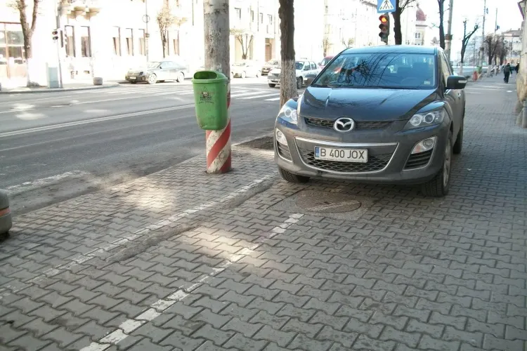 Si-a parcat masina pe banda pentru biciclisti! STIREA CITITORULUI FOTO