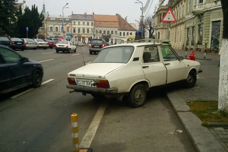 Parcatul ilegal, o necesitate in Cluj? Trotuarul din fata Vodafone, Piata Unirii, "vanat" de soferi FOTO