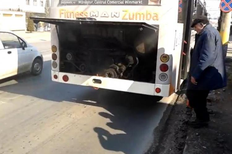 Un autobuz RATUC a luat foc in mers, in Someseni  VIDEO