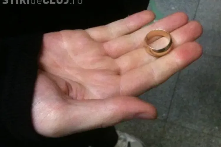 Tiganii aurari de pe strada Tipografiei fac afaceri pe drum cu bijuterii si telefoane mobile! Politia nu face nimic