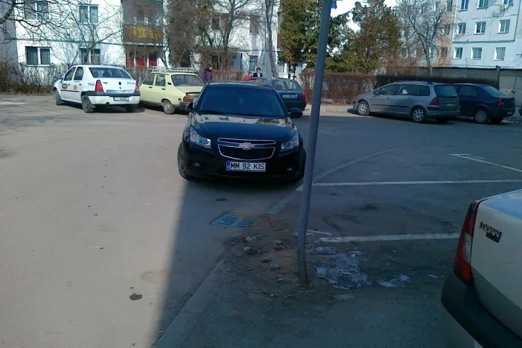 Si-a parcat masina in intersectie si a plecat! STIREA CITITORILOR FOTO