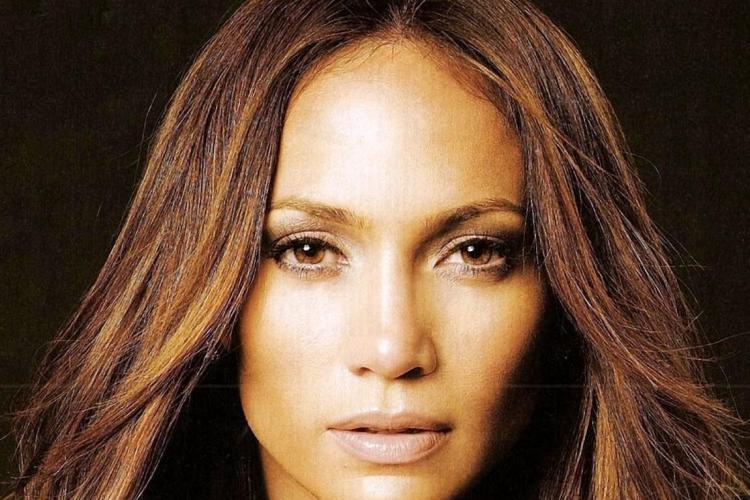 Jennifer Lopez, imbracata de un designer roman