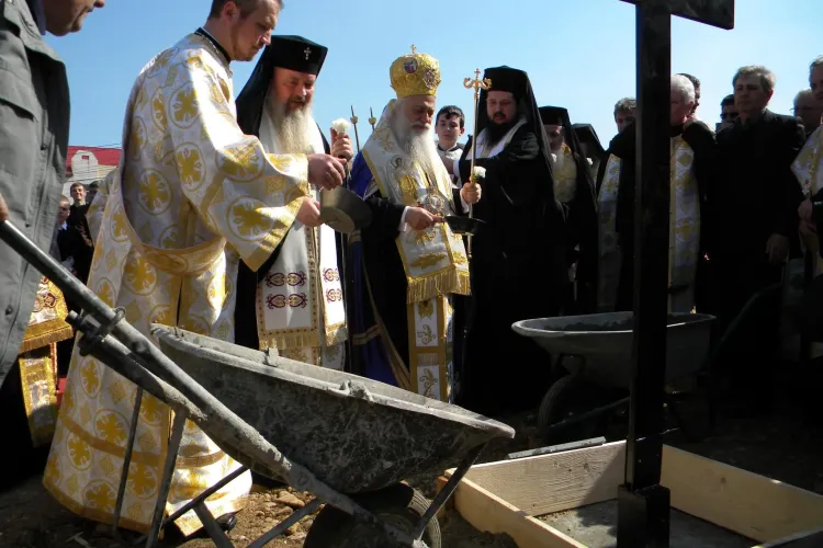 Centru misionar social, cu birouri pentru preoti, o capela si o gradinita, construit pe un teren de 2.000 de mp, pe Calea Turzii FOTO si VIDEO