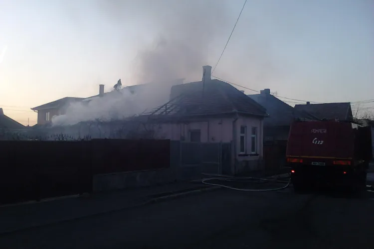 Incendiu pe strada Gospodarilor! Patru case au luat foc VIDEO