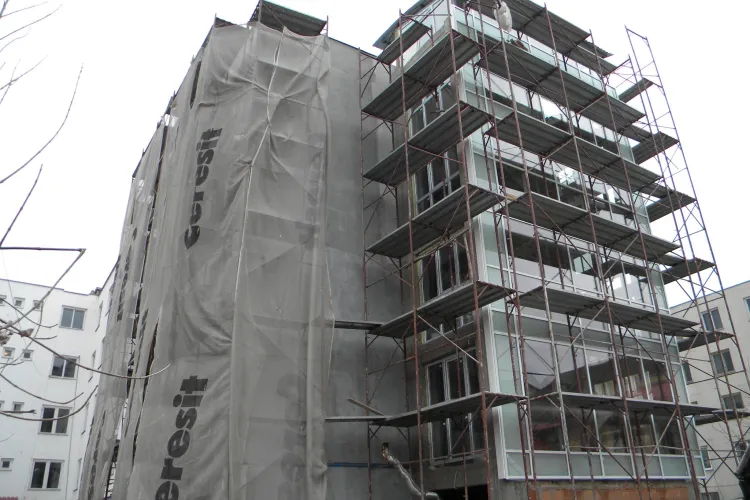 Blocul NATO, de pe strada Albac 21, imbracat in sticla! Imobilul de locuinte sociale va fi gata in septembrie FOTO