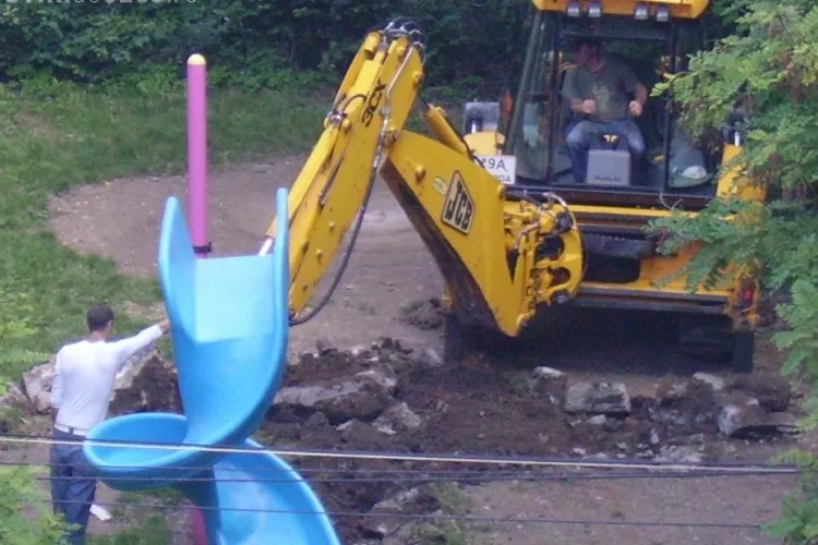Locatarii unui bloc din Gheorgheni nu vor loc de joaca in fata blocului, cu pretul distrugerii parcului