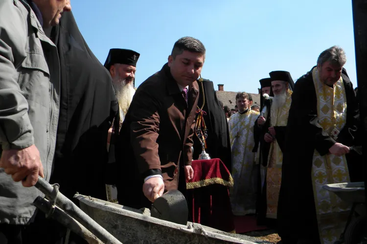 Politicienii s-au inghesuit la sfintirea pietrei de temelie a Centrului Misionar Social de pe Calea Turzii FOTO