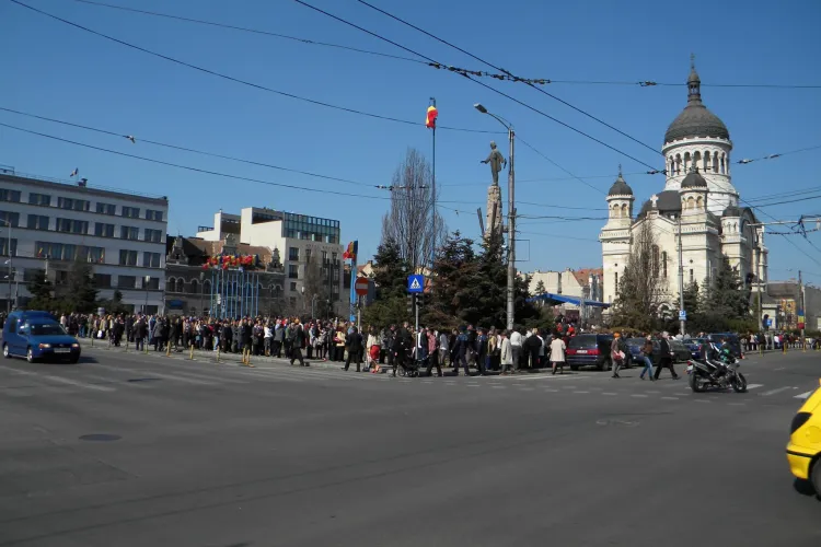 10.000 de clujeni s-au inchinat la fragmentul din Crucea pe care a fost rastignit Iisus FOTO si VIDEO