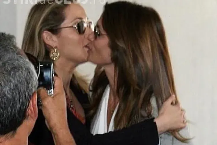  Cindy Crawford, pozata sarutandu-se cu o femeie insarcinata FOTO