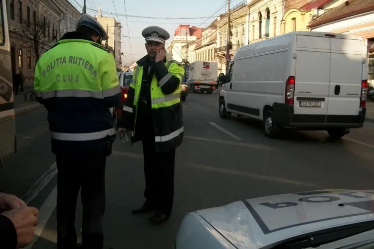 Accident pe Memorandumului! Un taximetrist a lovit o fata de 16 ani