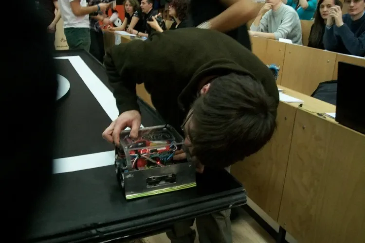 21 de roboti s-au infruntat la UTCN Cluj FOTO si VIDEO