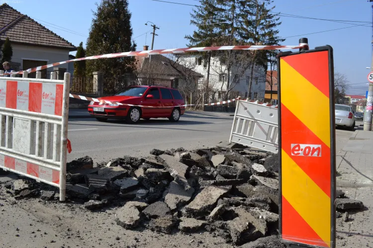 Un blogger clujean ameninta ca va sapa o groapa in fata E-ON Gaz Cluj: Sa vada si ei cum se simt clujenii VIDEO