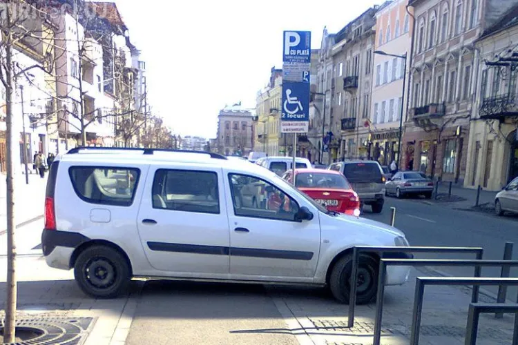 Si-a parcat masina direct pe pietonala de pe Eroilor FOTO STIREA CITITORULUI