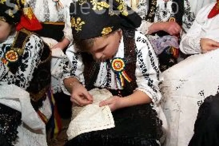 Curs gratuit de tesut-cusut traditional pentru clujeni la scoala Populara de Arte "Tudor Jarda"