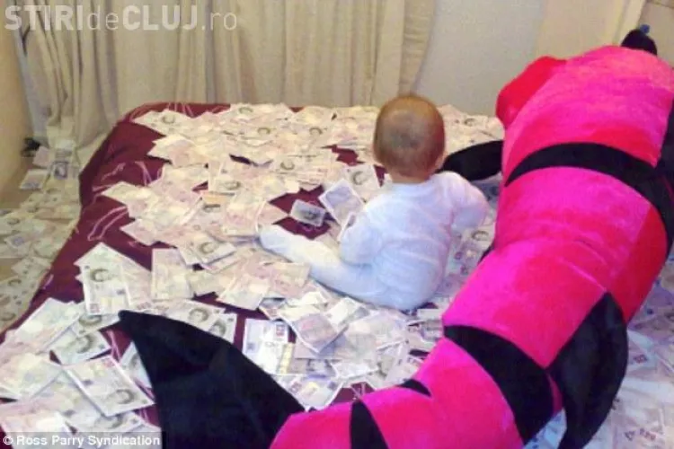 Fotografia care a SCANDALIZAT Anglia! Un bebelus roman se tavaleste in bancnote de 20 de lire furate din bancomate