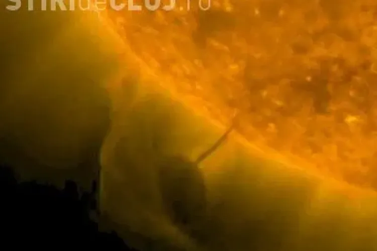 Obiect "ciudat" care se "alimenta" din COROANA SOLARA, filmat de NASA VIDEO