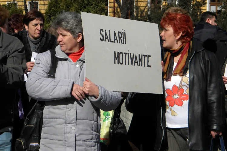 Postasii au pichetat Prefectura Cluj! FOTO