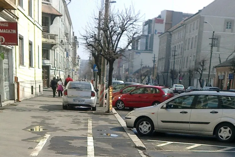 A parcat pe pista de biciclisti, desi erau locuri de parcare! "Avem masini, dar nu avem 3 lei de parcare" FOTO STIREA CITITORULUI