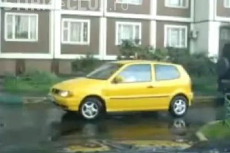 Cum parcheaza o femeie. N-ai vrea sa o intalnesti pe sosea! VIDEO