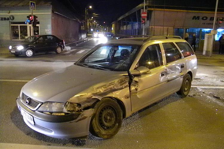 Autospeciala de pompieri din Cluj, care  a lovit un autoturism pe 21 Decembrie, se deplasa la un caz FOTO