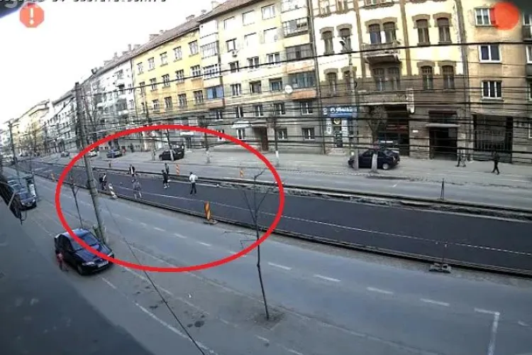 Miuta pe linia de tramvai de pe strada Horea, printre masini VIDEO