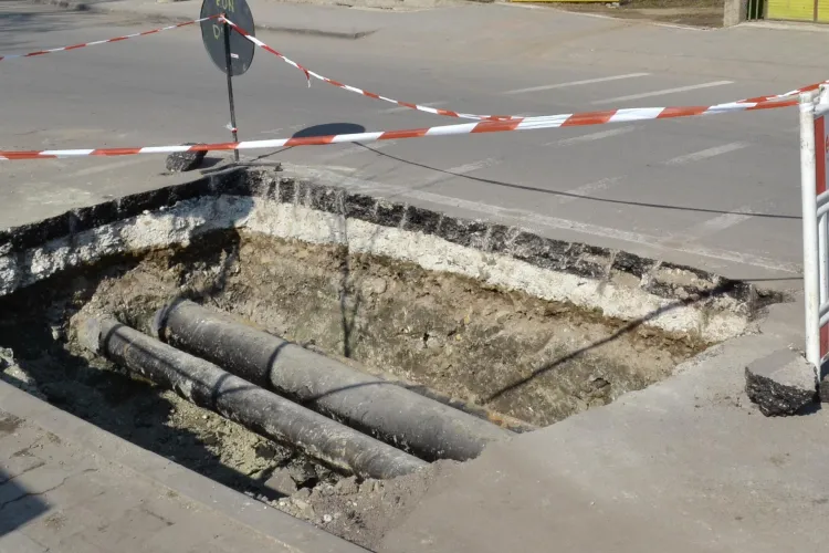 Strada Pitesti, asfaltata de curand, sparta de E-ON Gaz