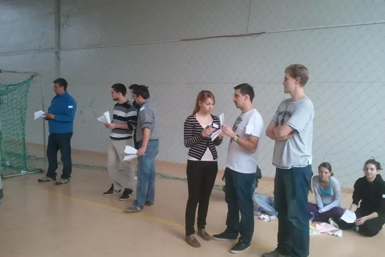 Concurs cu avioane de hartie la Sala Sporturilor. Castigatorii merg in Austria la campionatul mondial FOTO