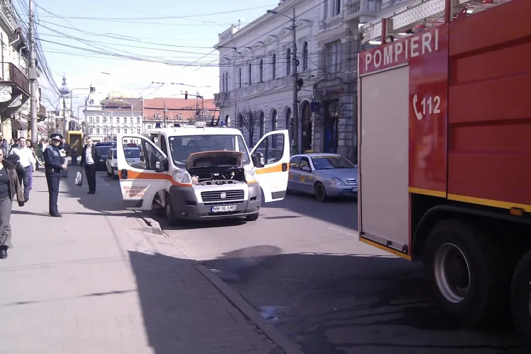 O ambulanta s-a aprins pe Memorandumului! FOTO